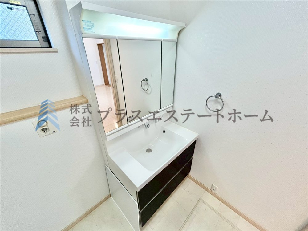 三面鏡付きの洗面台♪洗面ボウルも広くメイクの時間をより素敵彩ります♪