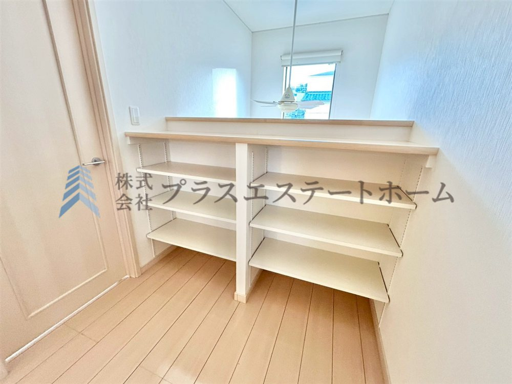 2階の階段ホールです♪本を置いたり、置物を飾ったりも素敵です♪