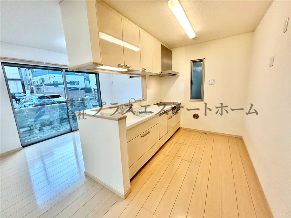 ピアノ塗装で綺麗なキッチン♪レール引出で出し入れも楽々です♪