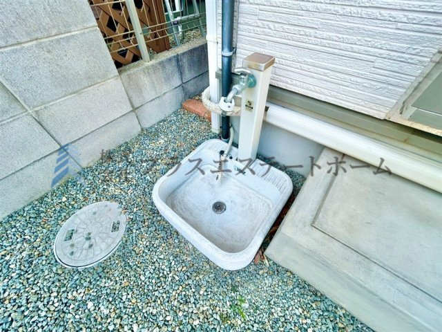 お庭には水栓もあります♪