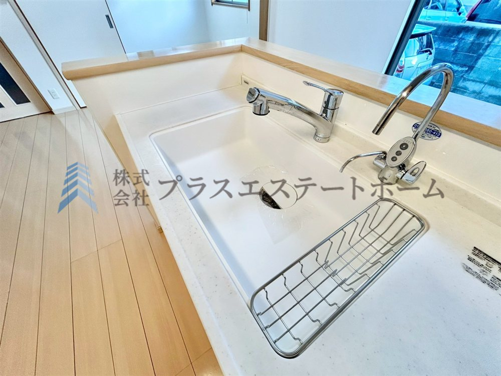 浄水器付きのシンク♪キッチンカウンターと同じ人口大理石シンクで綺麗ですね♪