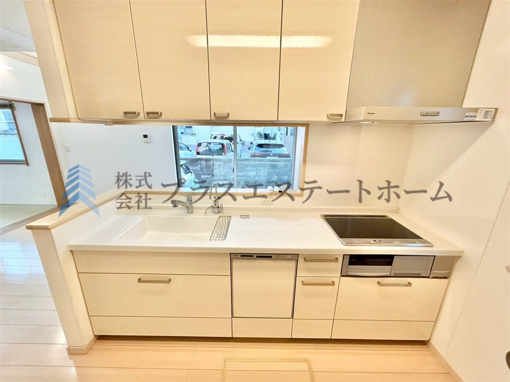 ピアノ塗装で綺麗なキッチン♪レール引出で出し入れも楽々です♪