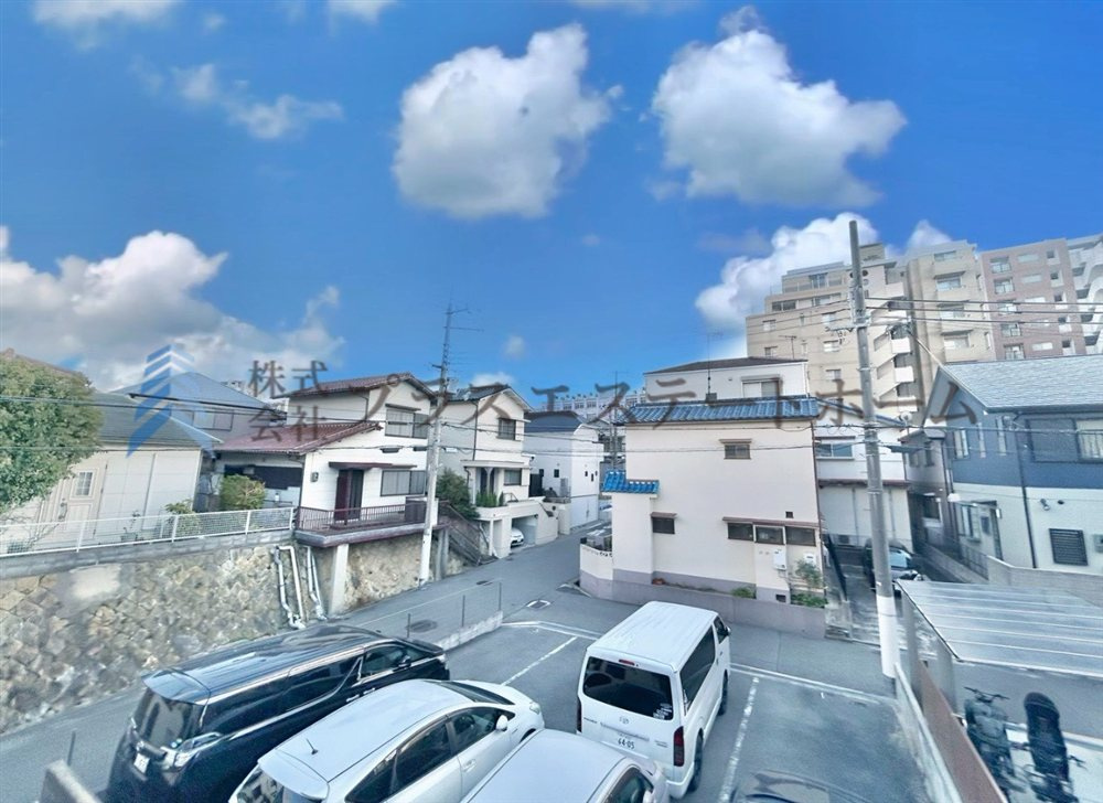 物件の南側が駐車場なので採光・通風良好です♪