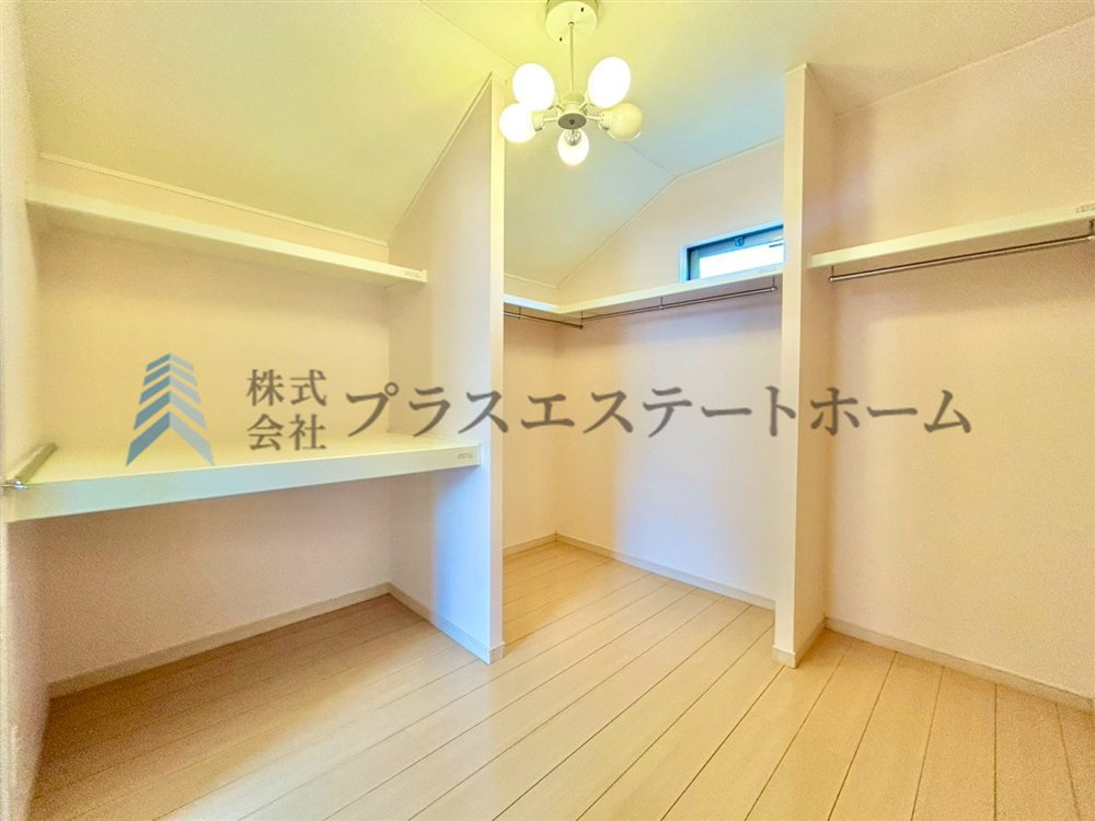 約4.5帖のWIC♪家族の衣服をすべて収納できそうです♪