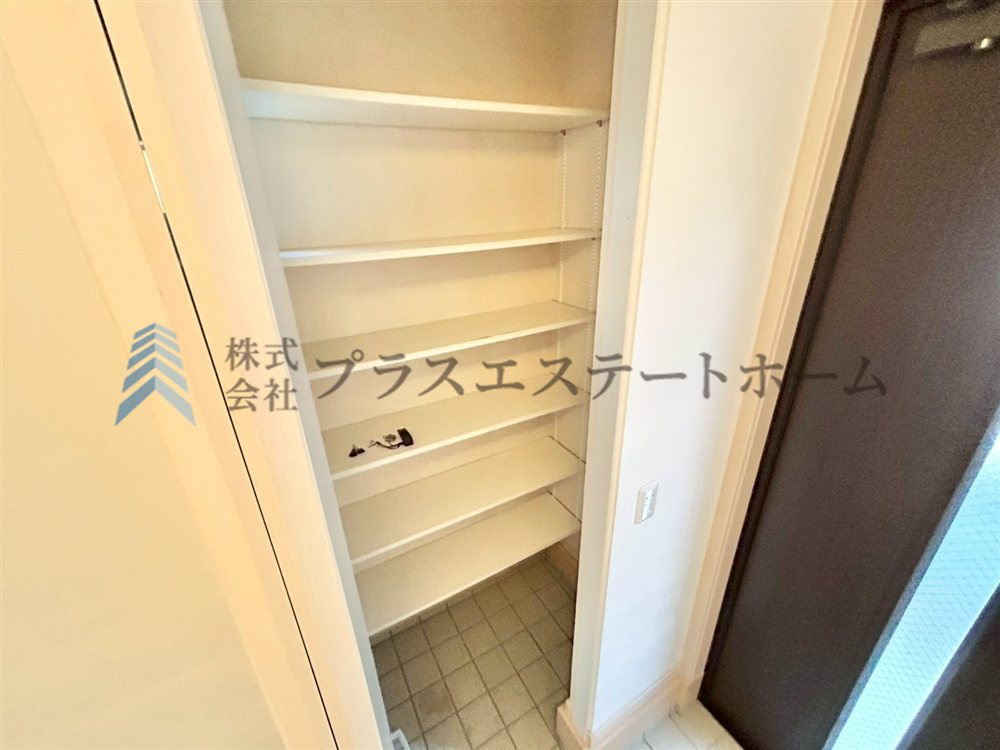 玄関のシューズインクローゼット♪靴だけではなくベビーカーやゴルフバッグも収納出来ます♪