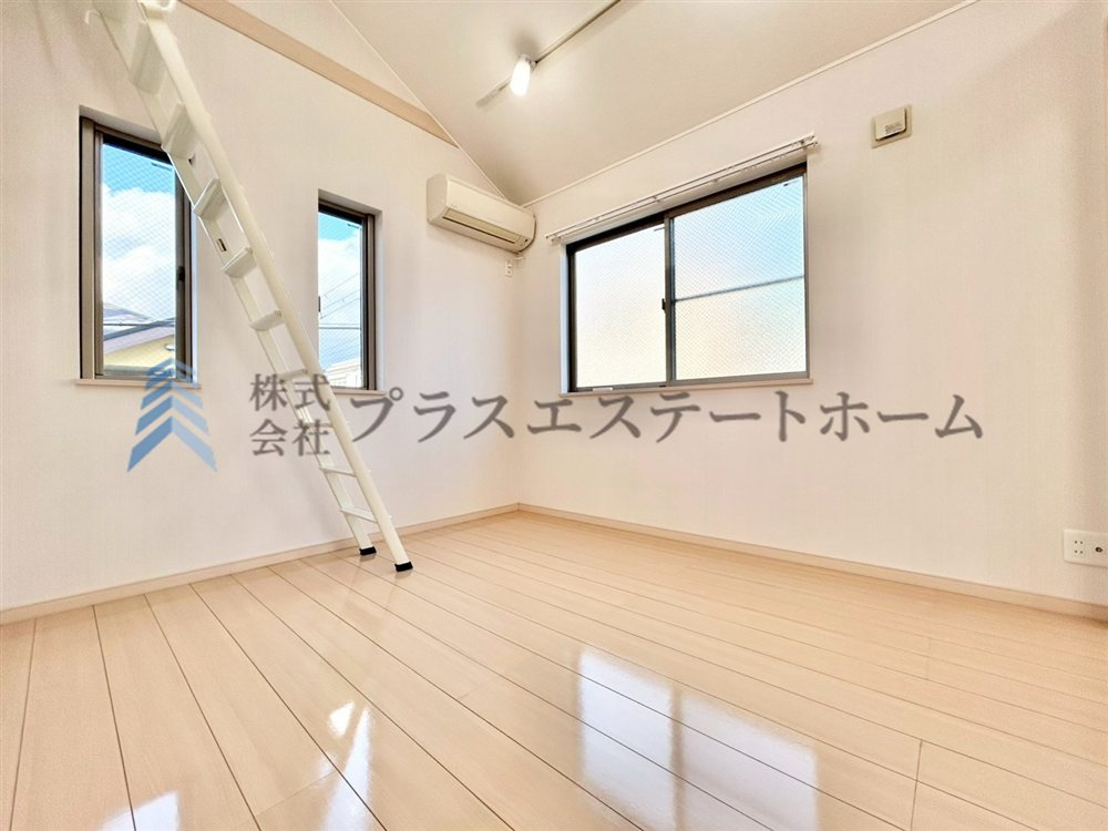 ロフト付き洋室♪天井が高く開放感があります♪