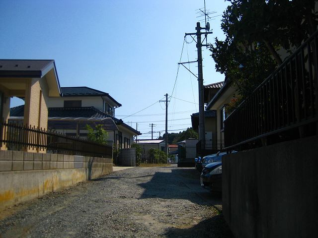こちらが進入路の道路写真です。幅員3ｍあります。