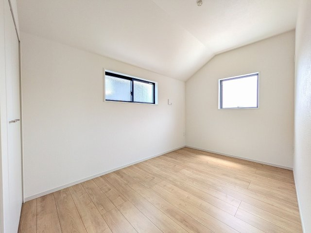 ～2階5.0帖の洋室　2面採光で明るく風通しの良いお部屋です～