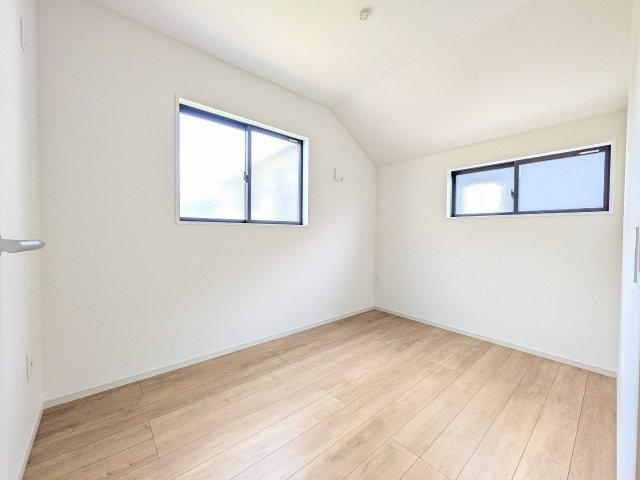 ～2階4.3帖の洋室　2面採光で明るく風通しの良いお部屋です～