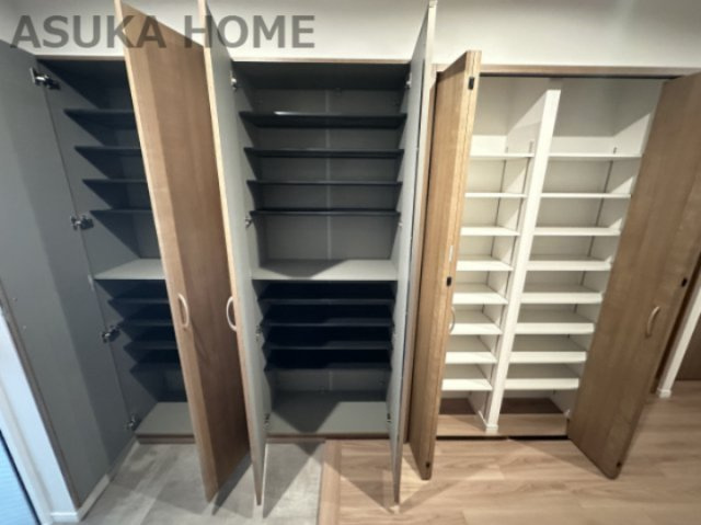 大きな玄関収納の様子です。たっぷり入りますね。