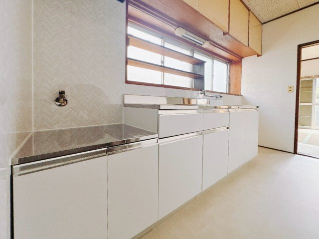 ■キッチン｜お料理時の油の臭いや煙などが隣接するお部屋に充満しにくい造りとなっており、急な来客時にも生活感を見せずに過ごせます♪