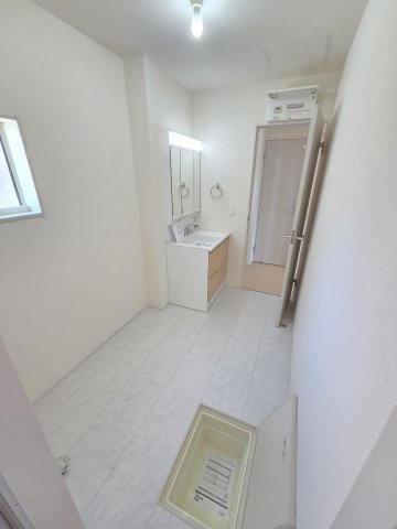現地写真　洗面脱衣所は3帖と広々！収納棚もついており便利です！