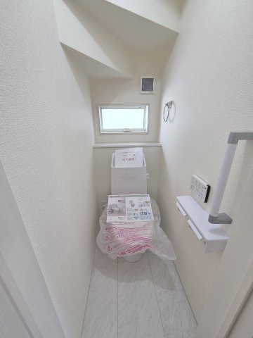 現地写真　トイレは温水洗浄機能付きです！手すりもついているので小さいお子様からご年配の方まで使いやすいですよ！