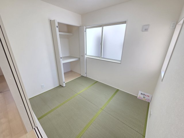 現地写真　リビング横の和室です。居室、お子様のプレイルーム、客間など様々な使い方ができますね！