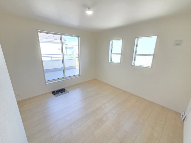 現地写真　2階の主寝室です。2面採光なので風通しがよく明るいお部屋です。