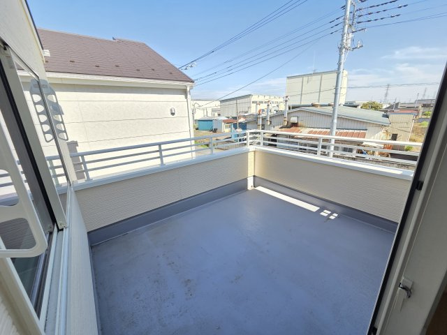 現地写真　南向きのバルコニーは日当たり良好！洗濯物がよく乾きそうです♪