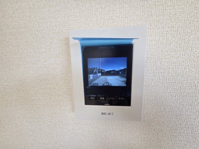 現地写真　カラーTVモニター付きのドアホンがついています。お子様やご高齢の方がお留守番の時でも安心です！
