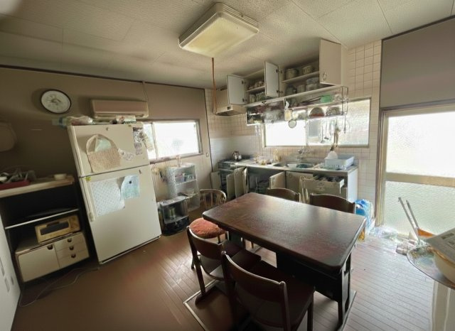 窓が多く明るさを感じられるダイニングキッチンで、家族が集まる団らんの場にぴったりの空間です。床や壁を明るい色に変えることで清潔感と開放感が増し、食事や会話を楽しめる温かなダイニングとして活用可能です。