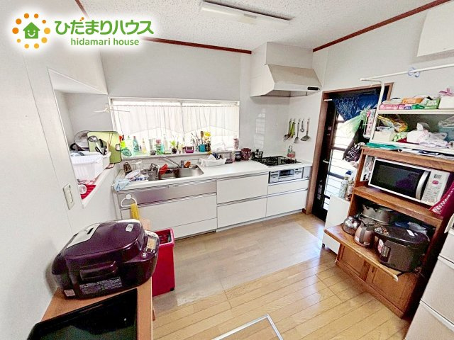 広々として使い勝手のよい明るく開放的なキッチン