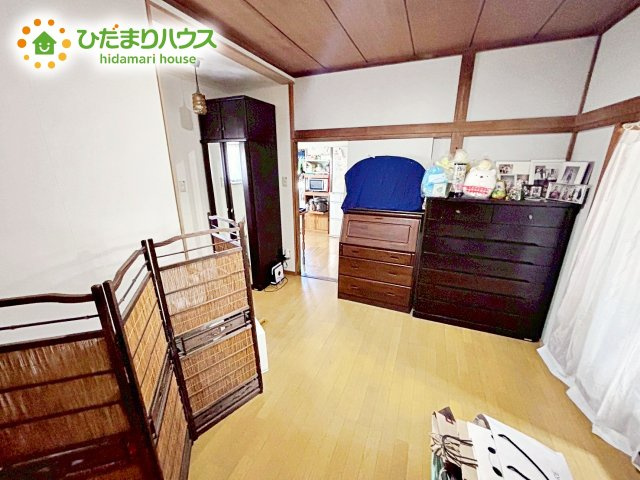 明るい陽光が差し込む洋室。
