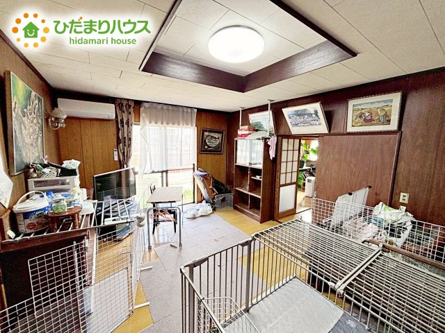 みんなが集い、食事と楽しい会話が始まる。話に夢中になりすぎて、ついつい時を忘れてしまう。そんな束の間の幸せを感じさせてくれる場所。