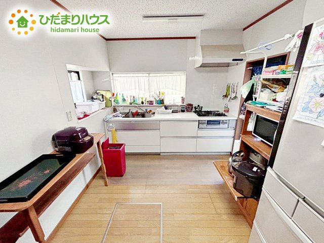 シンプルなキッチン♪広々としていてお料理をするのにも十分な広さがあります！