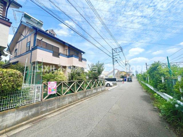 前面道路は閑静な住宅地をはしる車通りの少ない道路。お車の出し入れが苦手なママや小さなお子様にも安心。
