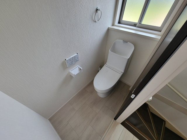 2階トイレ　ウォシュレット付き