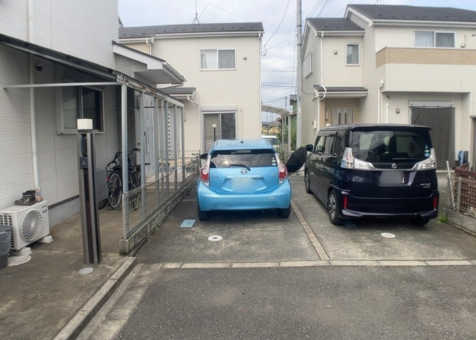 敷地内にはカースペースがあり、お車を2台駐車可能なスペースが確保されています。前面道路は幅員5.0mとゆとりがあるため、車の出し入れもスムーズに行えます。複数台の車を所有するご家庭に大変便利です。