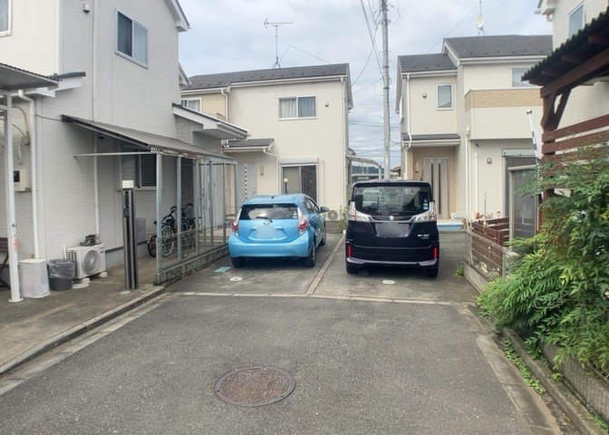 南側道路に接道している現地写真です。前面道路の幅員は5.0mある私道となっており、車のすれ違いも行いやすい環境です。周辺の交通量は少なめなので、お子様やご年配の方がいるご家庭でも安心感があります。