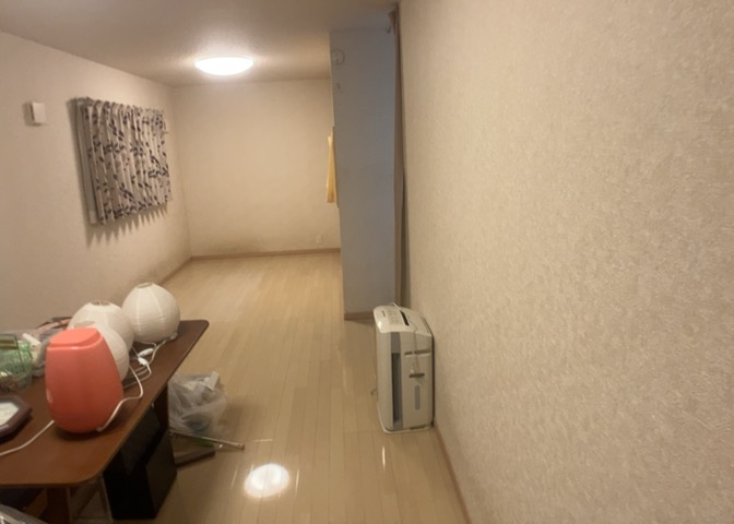 食事や談笑の場として家族が集うダイニングエリアです。全室南向きの設計により、日中は豊かな自然光が広がり明るい雰囲気でお過ごしいただけます。周辺環境も閑静で落ち着いた暮らしを叶える住まいです。