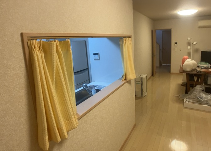 LDK16.0帖の開放的なダイニングキッチン空間です。3口コンロ付きキッチンとダイニングが一体となっており、手際良く配膳や片付けが行えます。室内クリーニングや白蟻点検も完了しており快適です。