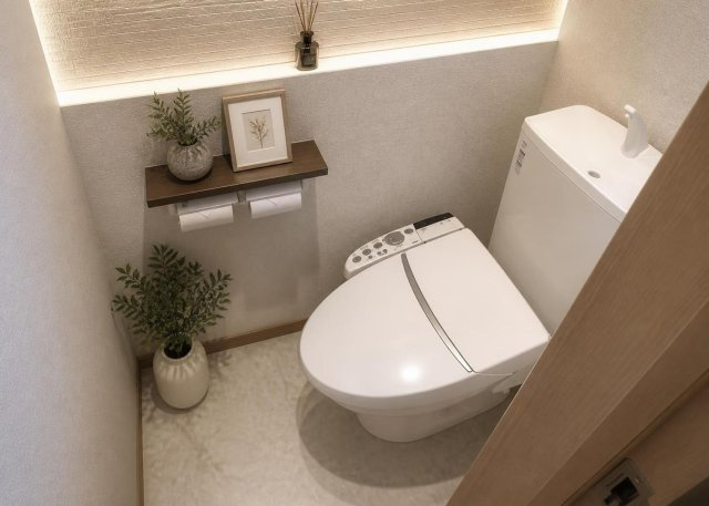 温水洗浄便座を備えた清潔なトイレです。本物件は1階と2階の計2箇所にトイレが設置されているため、朝の混雑する時間帯も家族でスムーズに使用できます。快適な生活をサポートする便利な設備が揃っています。