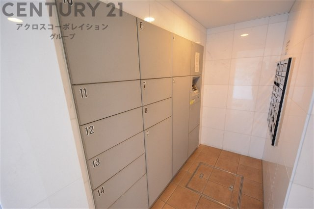 宅配ボックスは荷物の受け取りや配達が便利で安全です。不在時でも荷物が確保され、盗難や損傷のリスクが減少。受け取り時間の柔軟性が向上。外出先からでも荷物の受け取りや預けが可能となります。