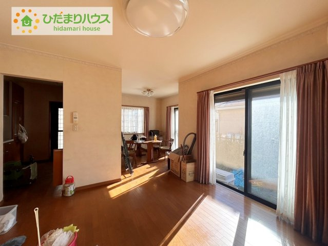 南側にお庭があり、明るく開放感のあるリビング。昼間は、電気いらずでエコ+節約にもなります。