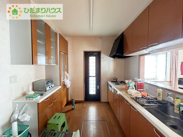 カウンターは少し高くなってますので、手元が隠れて来客からは見えにくくなってます♪