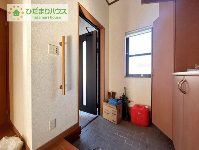毎日「行ってきます」「ただいま」をいう玄関は小窓付で、明るく光が差し込みます。