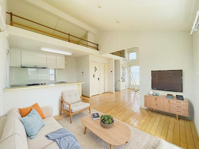 ロフト付きの3階リビングは天井が高く、開放的な空間です◎お部屋から海が見える眺望も魅力です