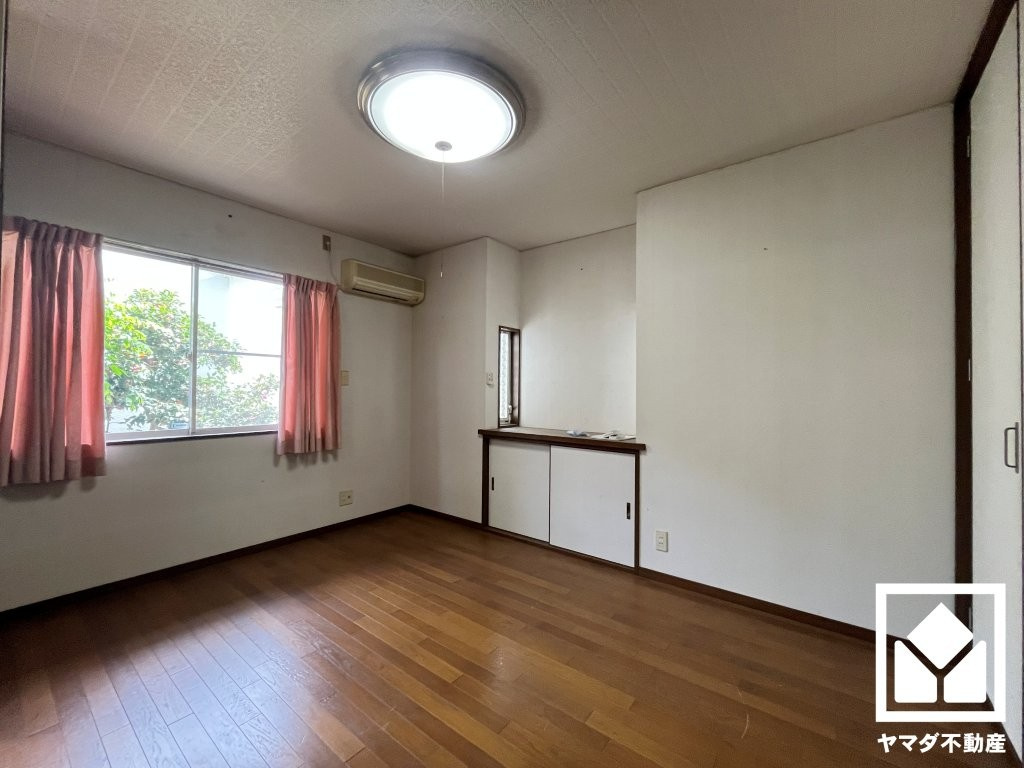 約5.9帖の1階洋室です。お子様のお部屋などにも丁度良い広さです。独立した居室なのでプライベートな時間をゆったり過ごせそうです。