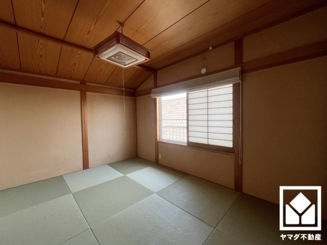 陽光がたっぷり差し込む洗練された和室。温かみのある畳のスッキリとしたデザインが、暮らしを心地よく彩ります。
