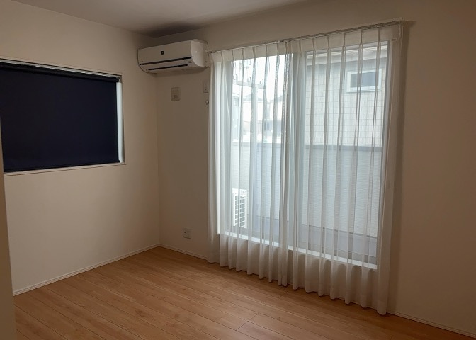 寝室でゆっくりと過ごすためにはベッド周りの適度な空間を担保することや窓の位置、照明の明るさ、寝室の広さなどを考える必要があります。自身や家族の構成とライフスタイルに併せて寝室にする部屋を選びましょう！