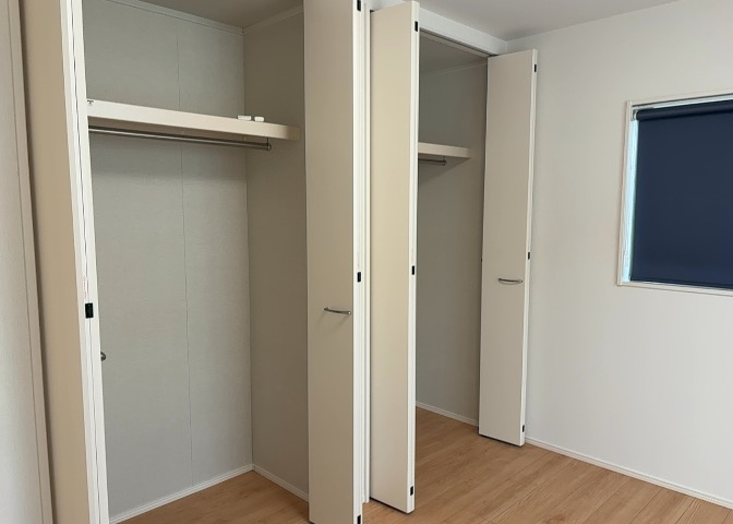 デザイン性を重視しすぎて収納が少なかった！なんてことにならないため、事前に現地で収納の数を確認しておくことをお勧めします。クローゼット以外にも床下収納や屋根裏収納、パントリーなどもチェックしましょう。