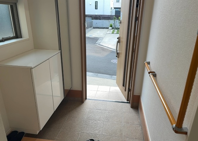 玄関は家の顔でもあり、家族以外の目にも止まる場所です。玄関は外との間を仕切る扉、靴などをしまっておく収納スペース、靴脱ぎのたたきスペース、来客とのやり取りをするドアホンなど複数のアイテムからなります。
