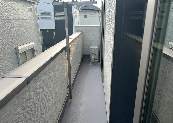 バルコニーは、室外の専用スペースのうち、「屋根がなく開放された空間」であるものを指します。ベランダより広いタイプのものが多く、日当たりもよいため家庭菜園などを楽しみたい人にとって適した環境となります。