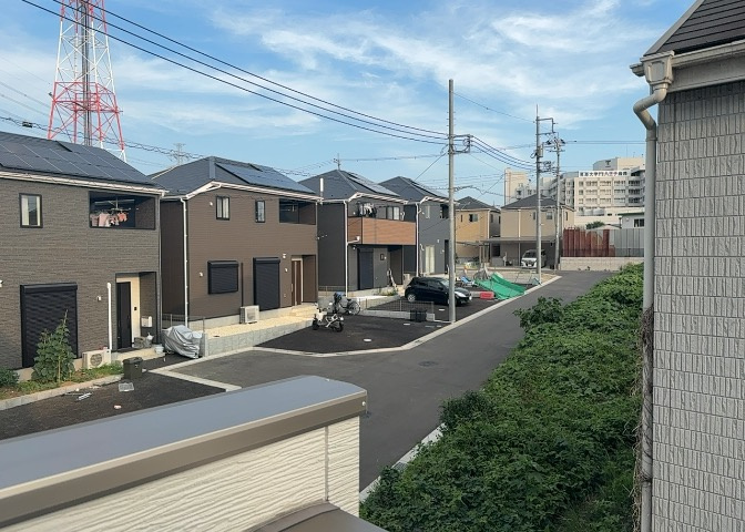 眺望を気にして物件を探す場合、前面に建物が建っていないか現地で確認しましょう！前面に建物があると景色はもちろん、日当たりや風通しにも影響が出てきます。住んだ時のことを想像しながら現地見学をしましょう。