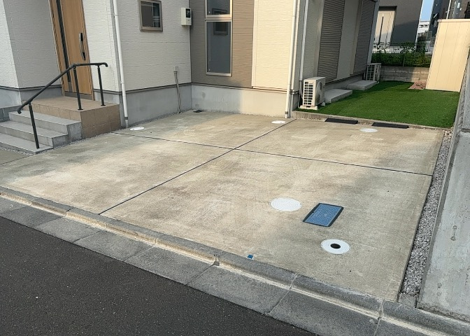 駐車場と明記されていても、最小スペースでつくられた駐車場だと大型車は駐車できなかったり、出入りしにくくなったりする可能性があります。お車のサイズと購入したい物件の駐車場のサイズを現地で確認しましょう。