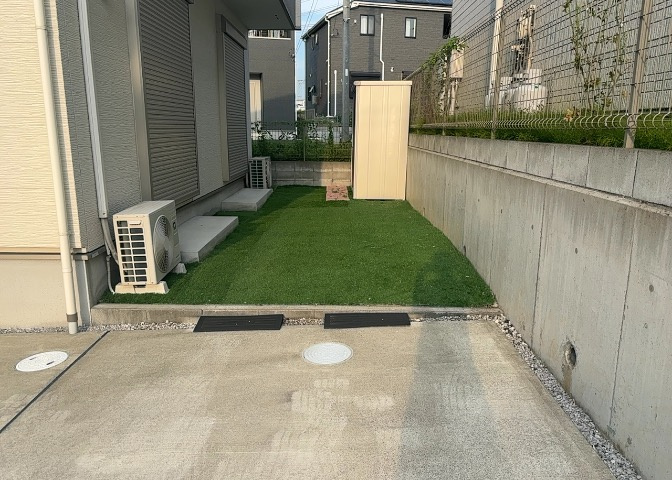 庭があることでガーデニングや家庭菜園はもちろん、こどもの遊び場やペットを放して遊ぶことができます。また、家の周囲に余裕があるということです。隣地との間があれば、十分な日当たりと、風通しが確保できます。