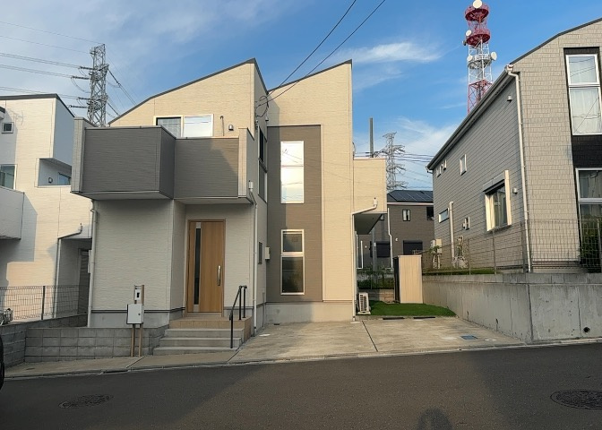 住宅用の土地では前面道路に2m以上接していなければならないと法律で定められています。しかし、お持ちの車のサイズやライフスタイルなどにより、2mでは利便が悪い場合もございますので、事前に確認しましょう。