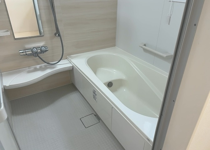 入浴時の快適さも大事なことですが、綺麗な状態を維持できなければ気持ちよく入浴できません。毎日の掃除が楽という点は大事なポイントになります！カビが生えにくく掃除がしやすい、壁や浴槽を選ぶといいでしょう。