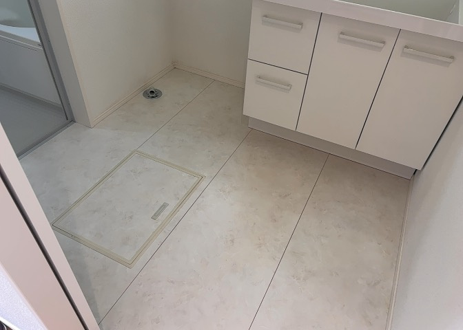 多くの戸建て住宅で見かける洗面脱衣所は、洗面台と洗濯機が2畳ほどのスペースに並べられていて、洗面所が脱衣所を兼ね備えている間取りが一般的です。お客様が利用することもある、パブリックな空間でもあります。